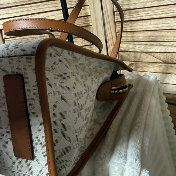 Michael Michael Kors Darien Tote - Picture 4 of 7